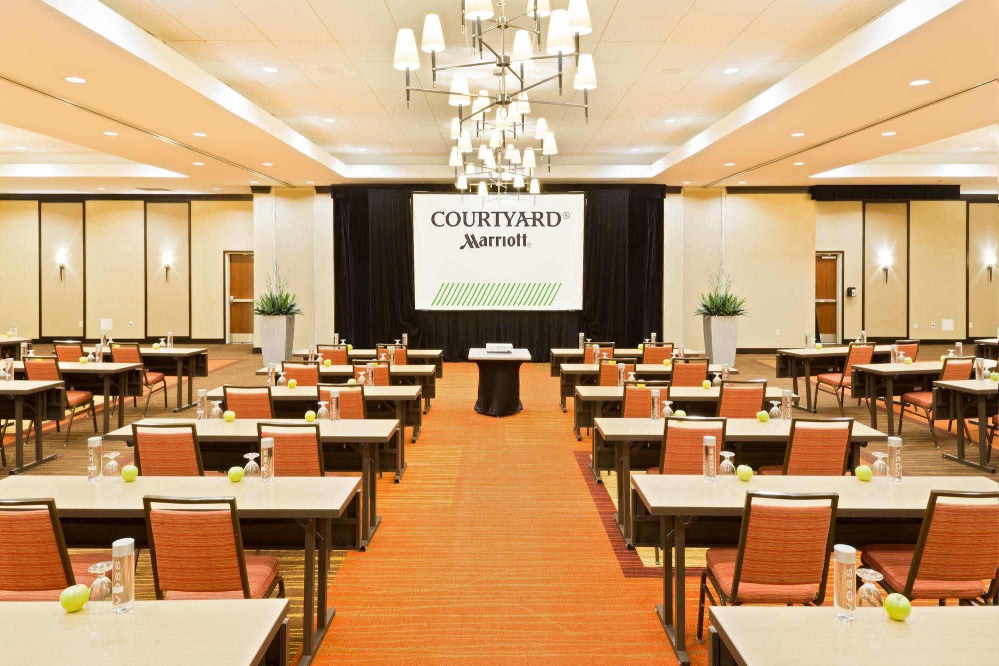 Courtyard Fort Wayne Downtown At Grand Wayne Convention Center Eksteriør billede